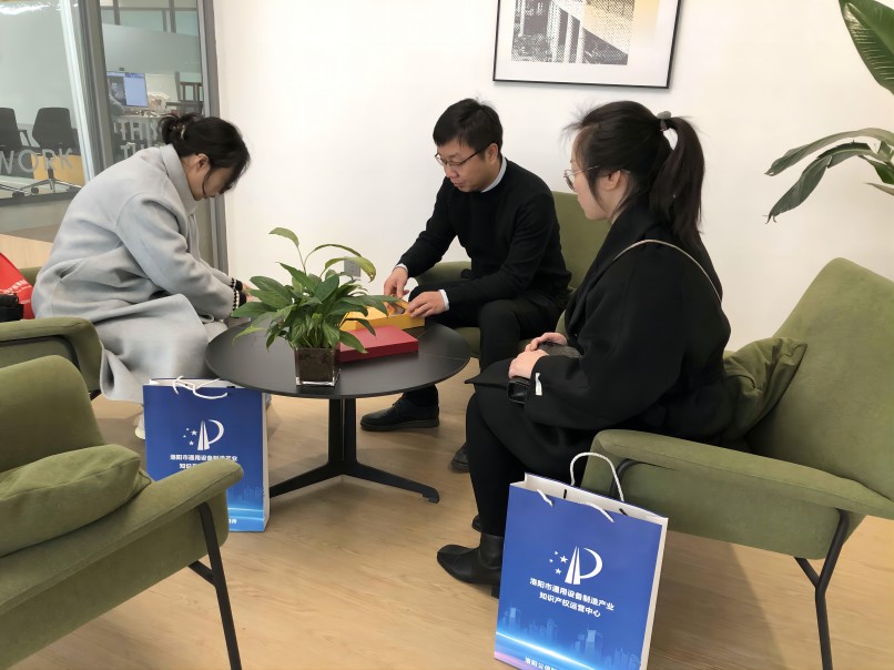 西工区运营中心工作人员赴西工硅巷开展中小微企业托管项目调研